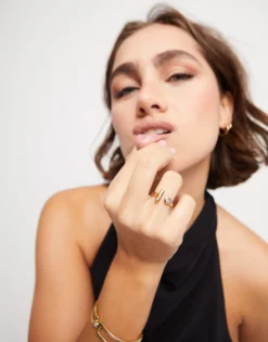 Anillo abierto bañado en oro 18k con topacio blanco