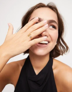 Anillo abierto bañado en oro 18k con topacio blanco