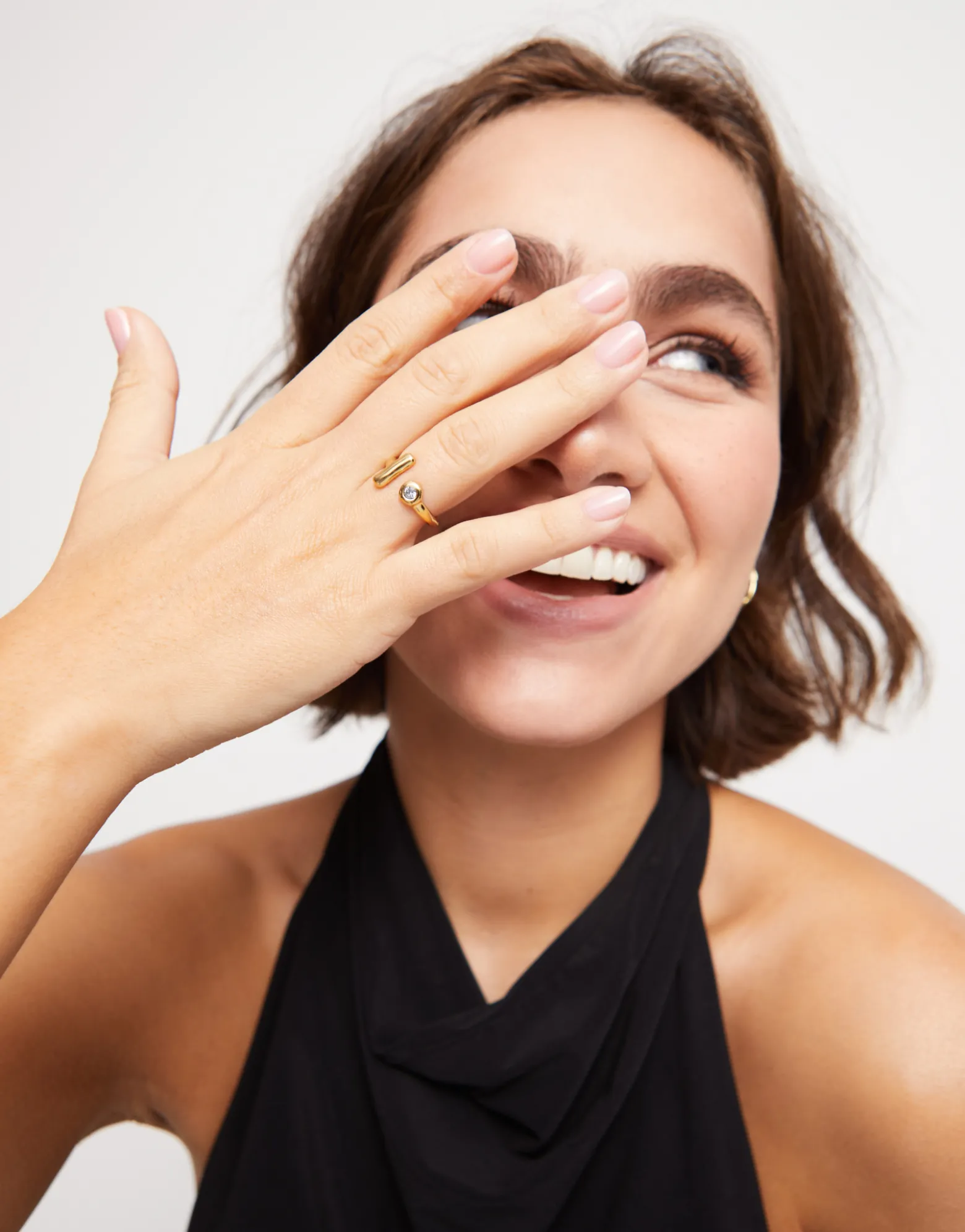 Anillo abierto bañado en oro 18k con topacio blanco