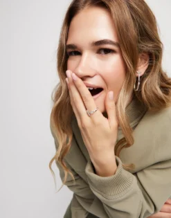 Anillo abierto bañado en plata de ley con topacio blanco