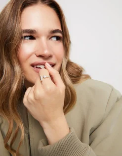 Anillo abierto bañado en plata de ley con topacio blanco