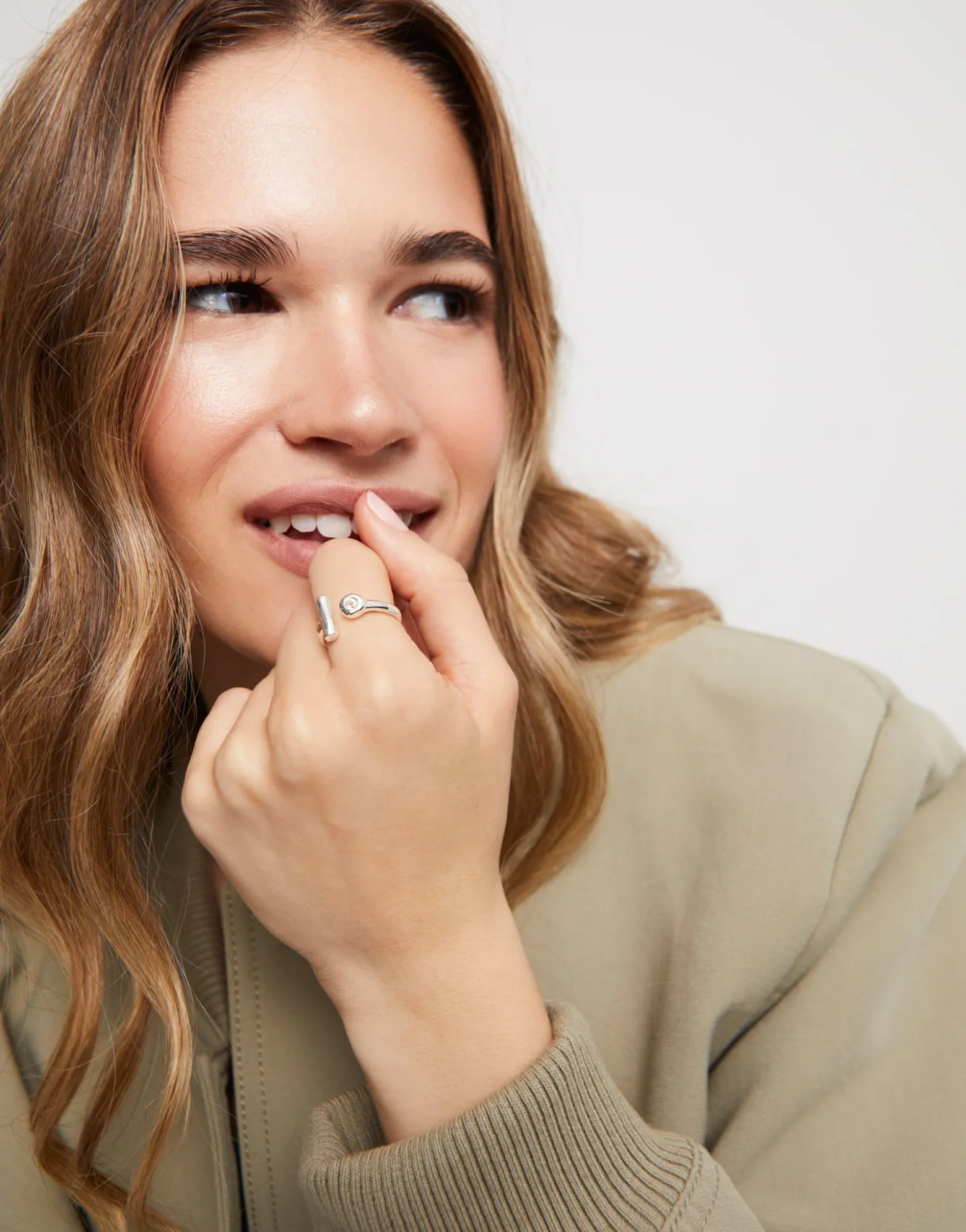 Anillo abierto bañado en plata de ley con topacio blanco