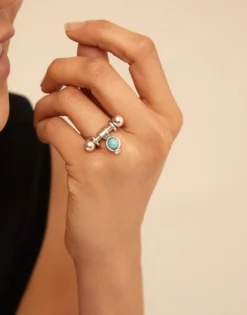 Anillo ancho con relieve bañado en plata de ley para mujer