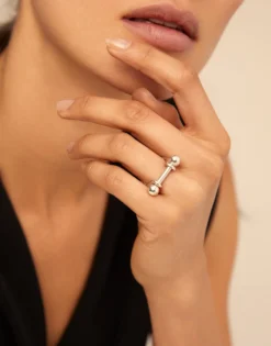Anillo ancho con relieve bañado en plata de ley para mujer