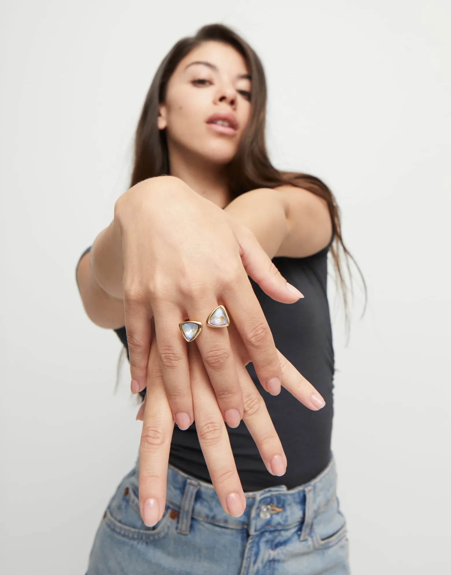 Anillo bañado en 18k con dos cristales multicolor triangular