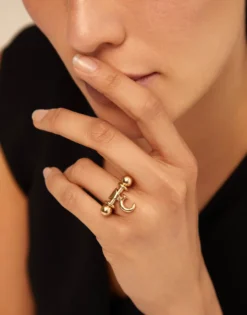 Anillo bañado en oro ancho con relieve para mujer