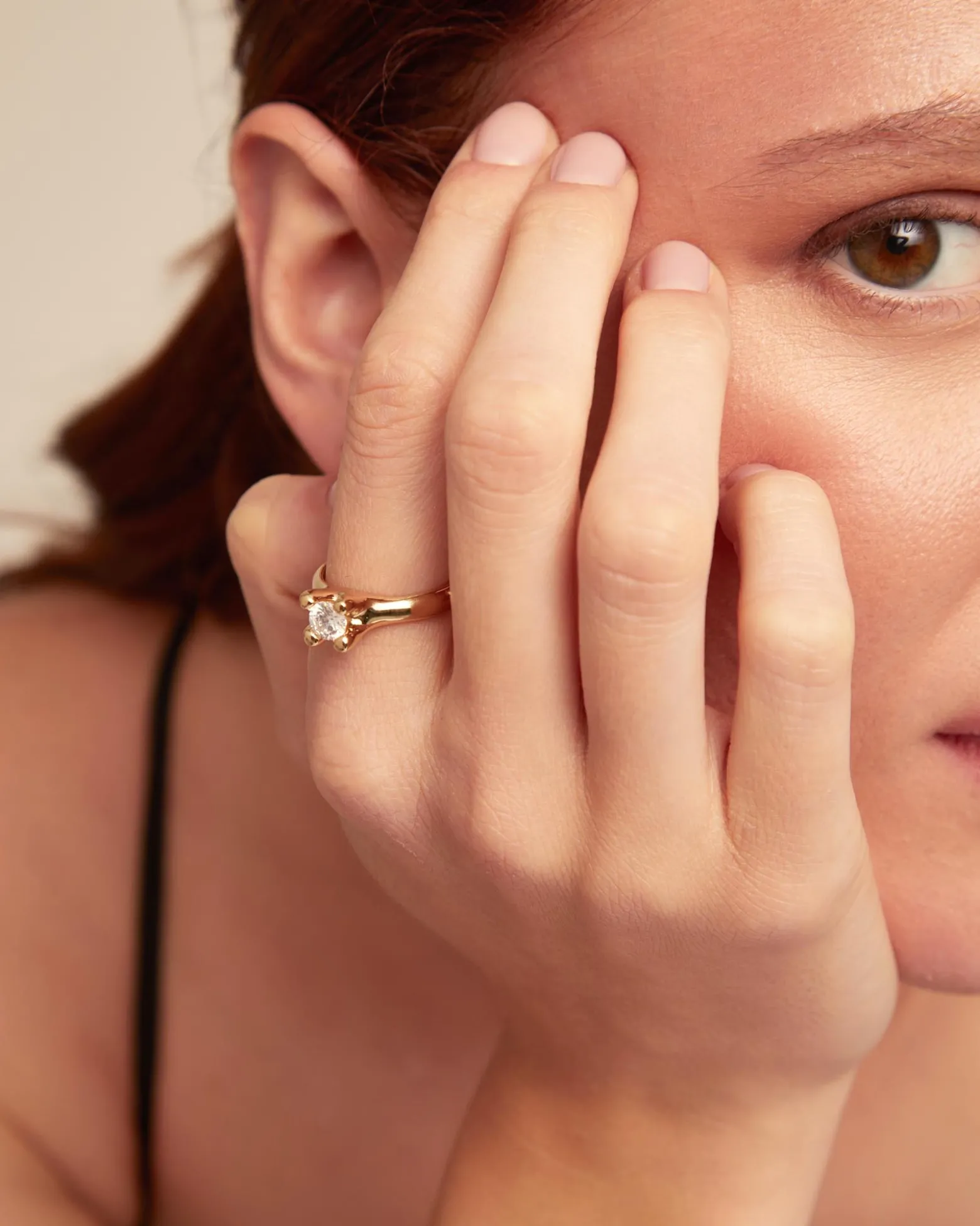 Anillo bañado en oro con circonita blanca para mujer