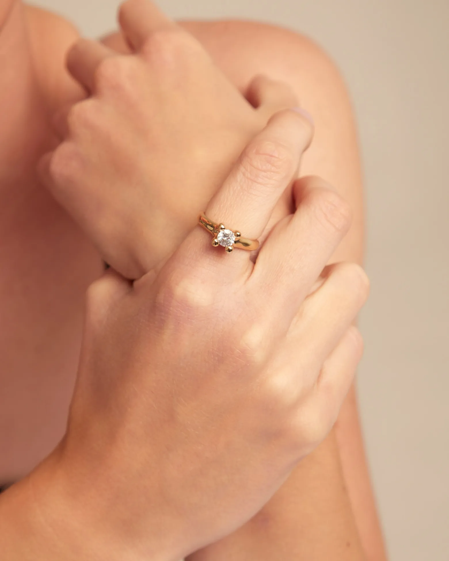 Anillo bañado en oro con circonita blanca para mujer
