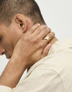 Anillo bañado en oro con estrella de mar