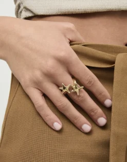 Anillo bañado en oro con estrellas de mar entrelazadas