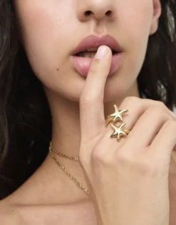 Anillo bañado en oro con estrellas de mar entrelazadas