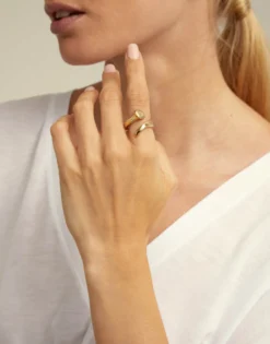 Anillo bañado en oro con tres formas orgánicas para mujer