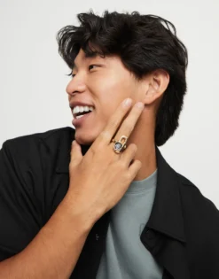 Anillo bañado en oro de 18k con cristal negro