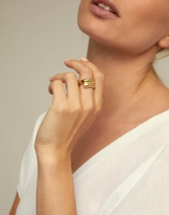 Anillo bañado en oro de 18k con forma tubular cerrado al centro