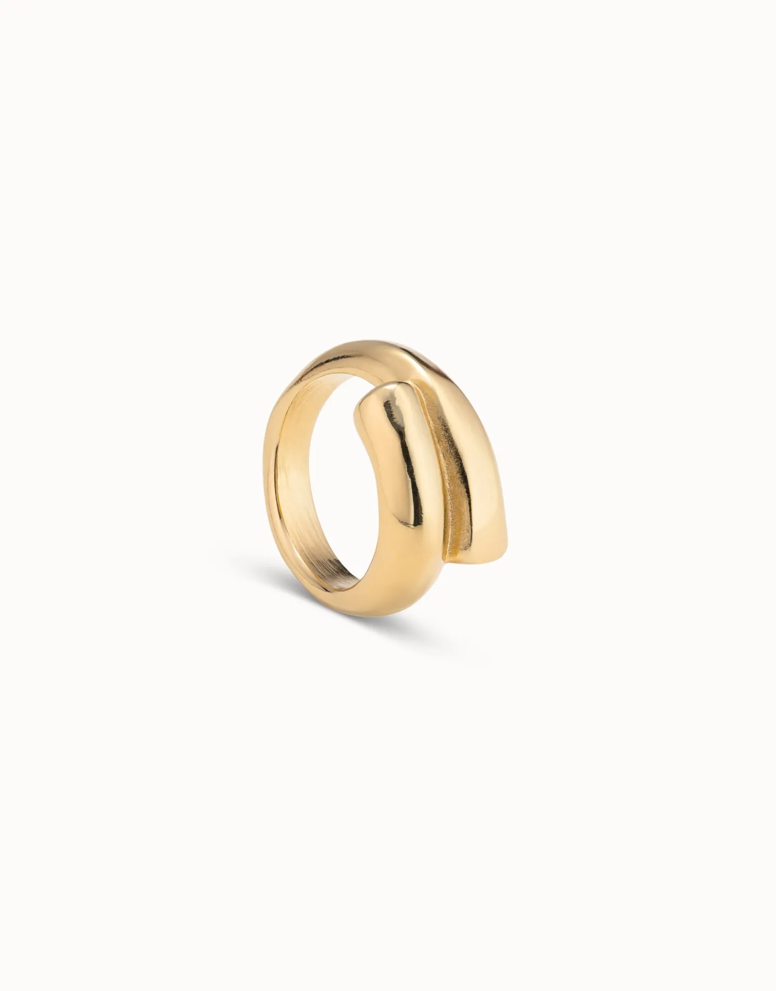 Anillo bañado en oro de 18k con forma tubular cerrado al centro