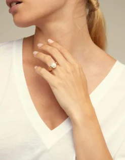 Anillo bañado en oro de 18k con perla pequeña