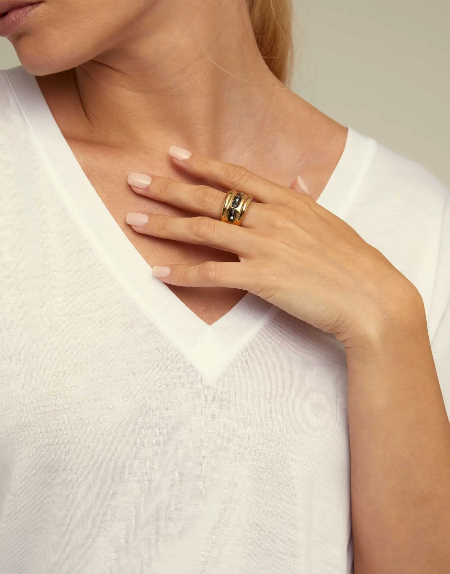 Anillo bañado en oro de 18k y 3 cristales grises