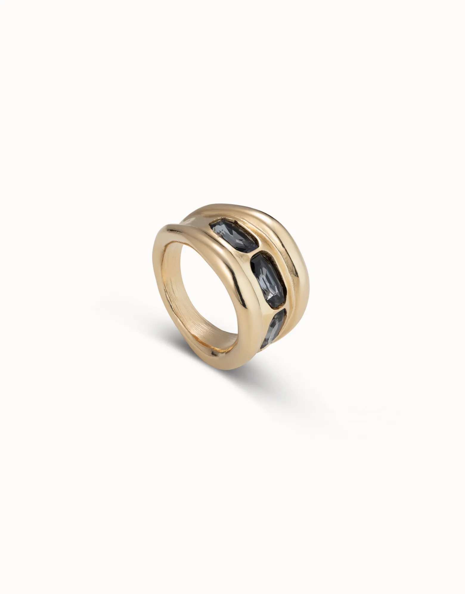 Anillo bañado en oro de 18k y 3 cristales grises