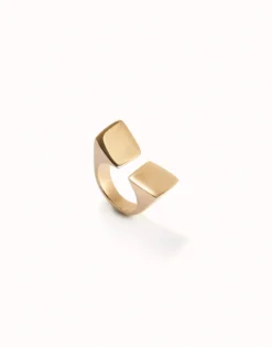 Anillo bañado en oro 18k acabado liso y forma cuadrada