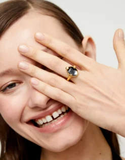 Anillo bañado en oro 18k con cristal facetado ovalado negro