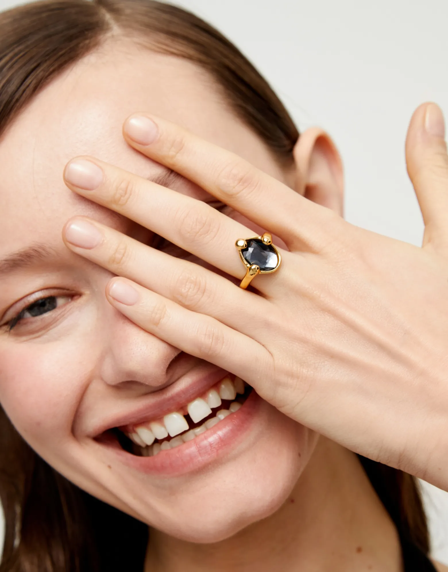 Anillo bañado en oro 18k con cristal facetado ovalado negro