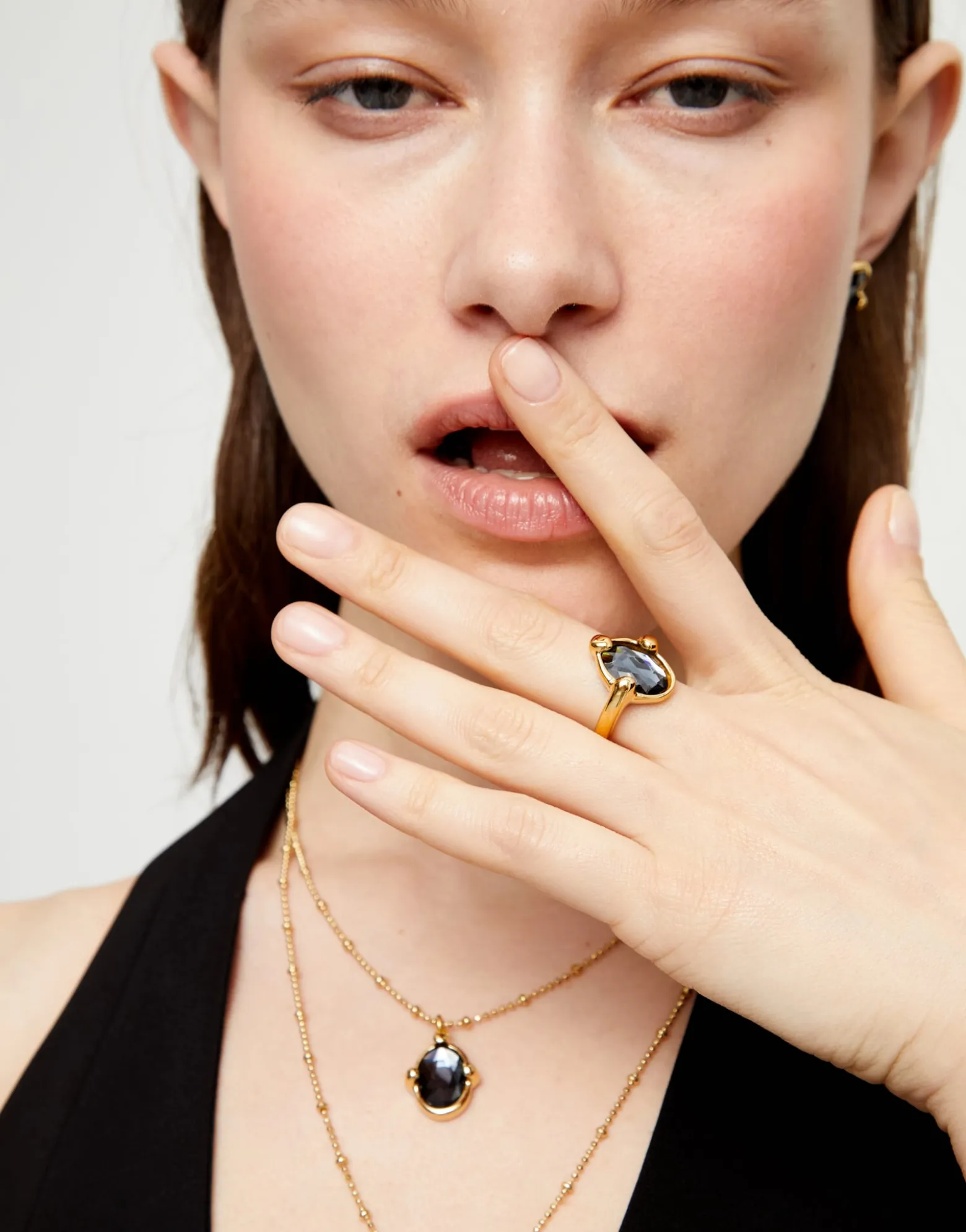 Anillo bañado en oro 18k con cristal facetado ovalado negro