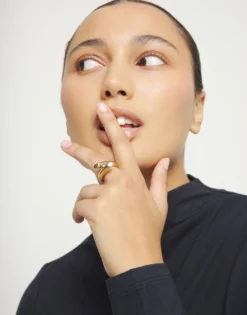 Anillo bañado en oro 18k con dos formas orgánicas entrelazadas