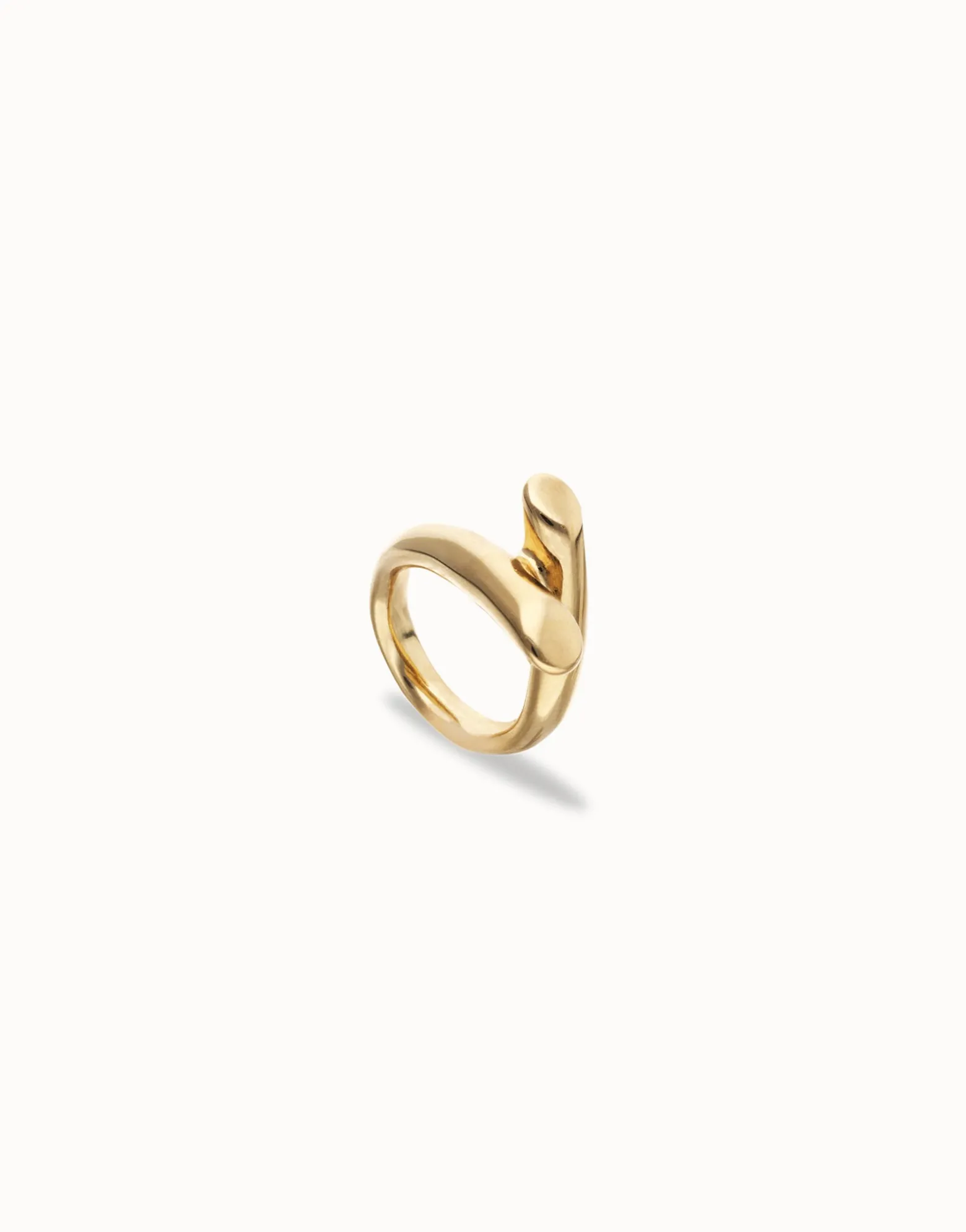 Anillo bañado en oro 18k con dos formas orgánicas entrelazadas