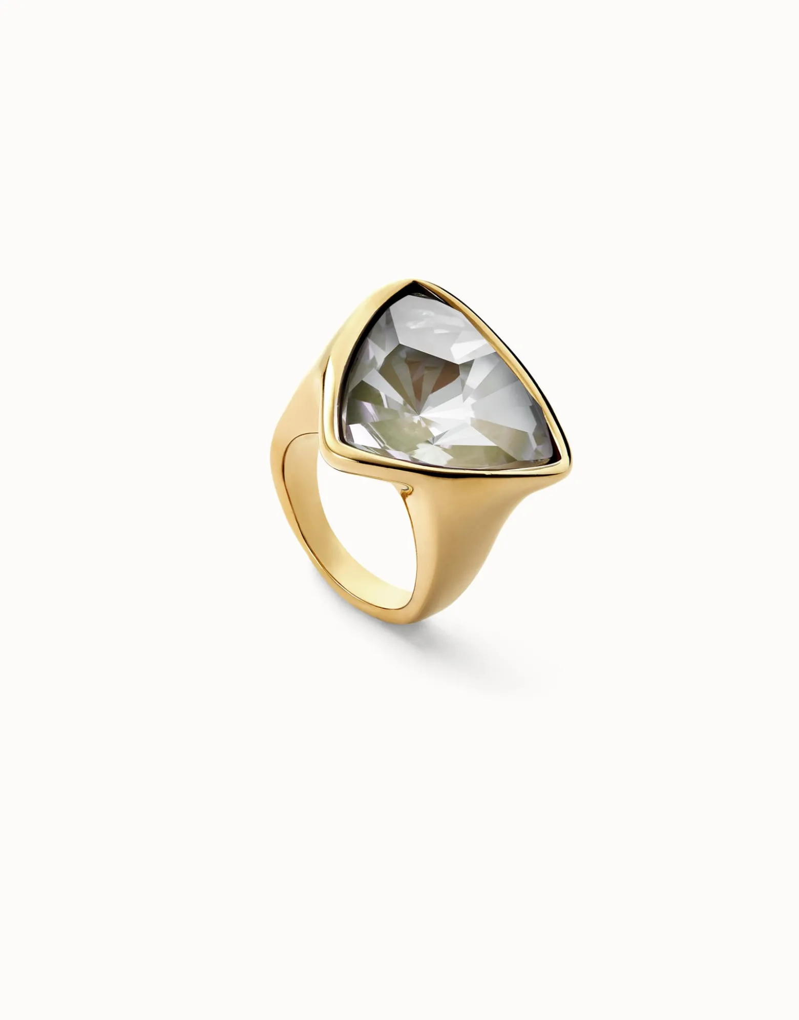 Anillo bañado en oro 18k con forma triangular grande