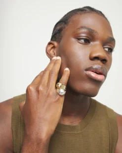 Anillo bañado en oro 18k con forma de esfera