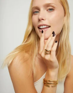 Anillo bañado en oro 18k con tres formas orgánicas entrelazadas