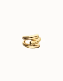 Anillo bañado en oro 18k con tres formas orgánicas entrelazadas