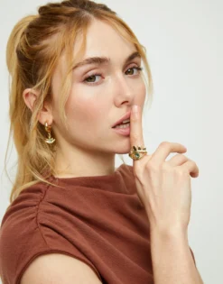 Anillo bañado en oro 18k en forma de ojo con cristal facetado verde