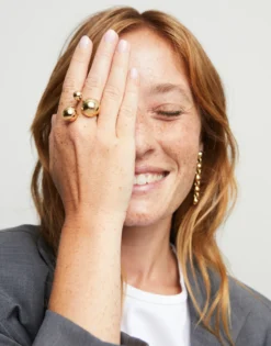 Anillo bañado en oro 18k y tres bolas de diferentes tamaños