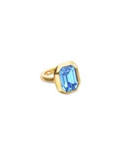 Anillo bañado en oro rectangular y cristal facetado en color azul