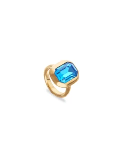 Anillo bañado en oro rectangular y cristal facetado en color azul