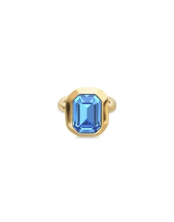 Anillo bañado en oro rectangular y cristal facetado en color azul