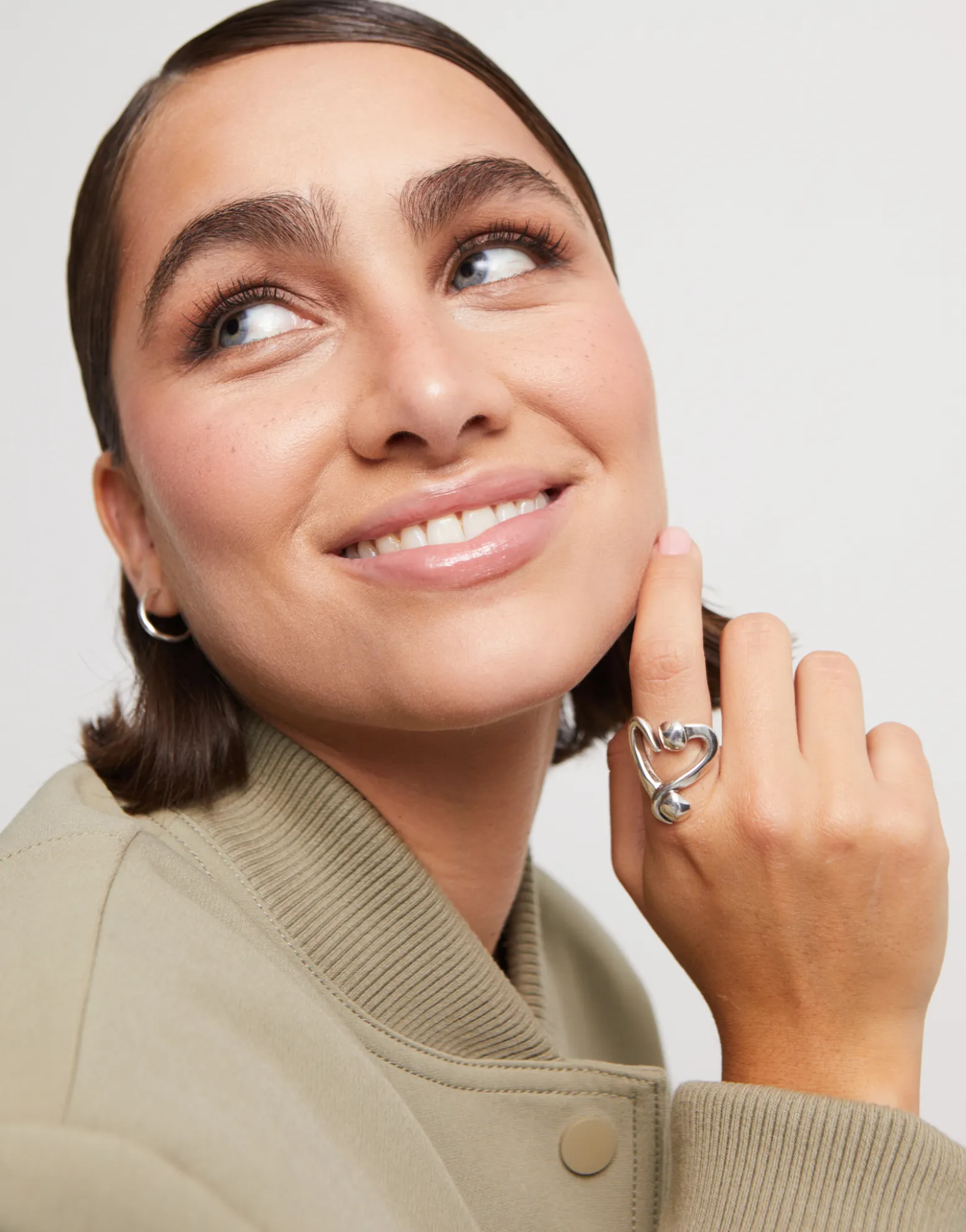 Anillo bañado en plata abierto diseño corazón clavado