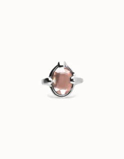 Anillo bañado en plata con cristal facetado ovalado rosa