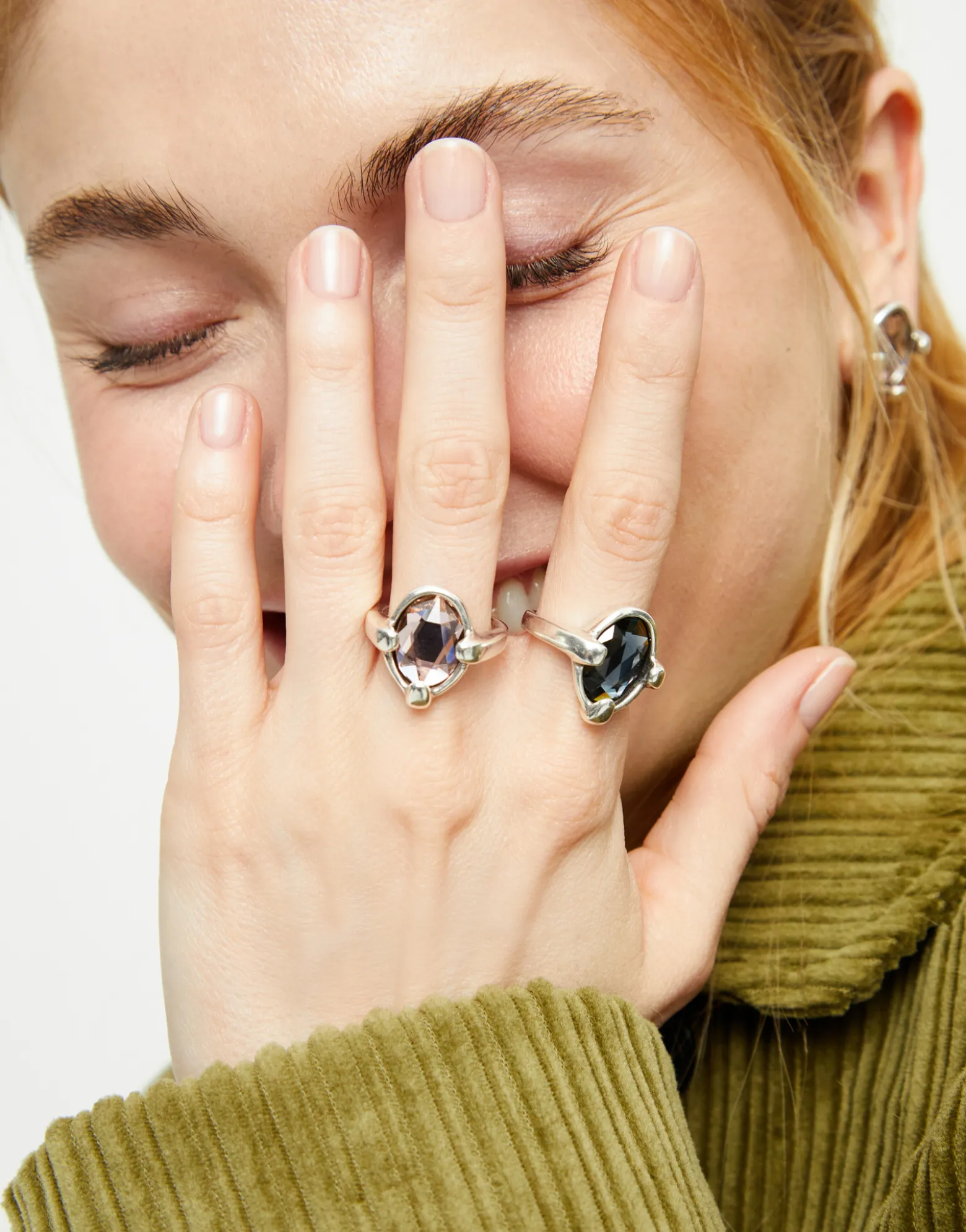 Anillo bañado en plata con cristal facetado ovalado rosa