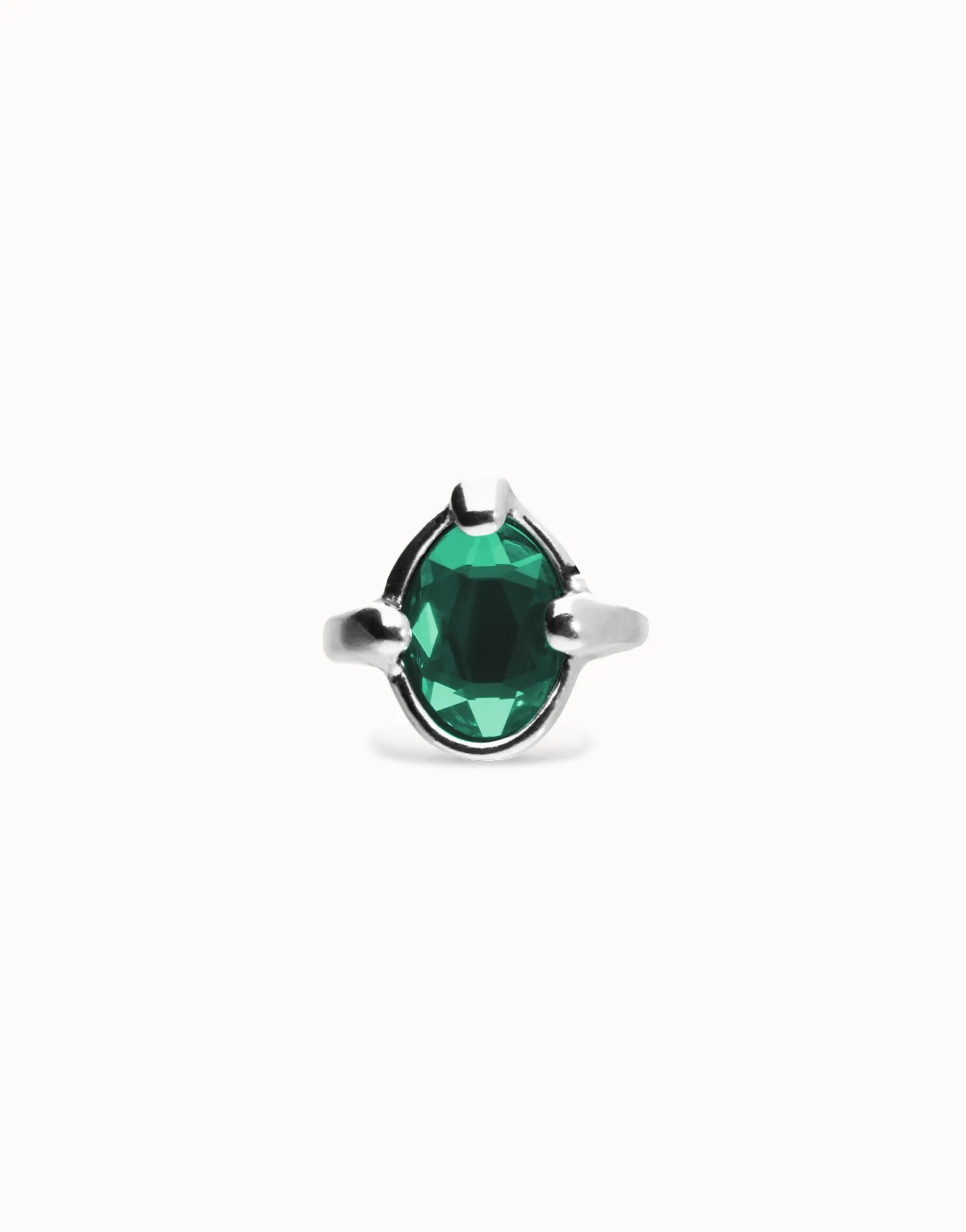 Anillo bañado en plata con cristal facetado ovalado verde