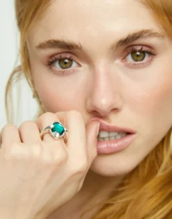 Anillo bañado en plata con cristal facetado ovalado verde