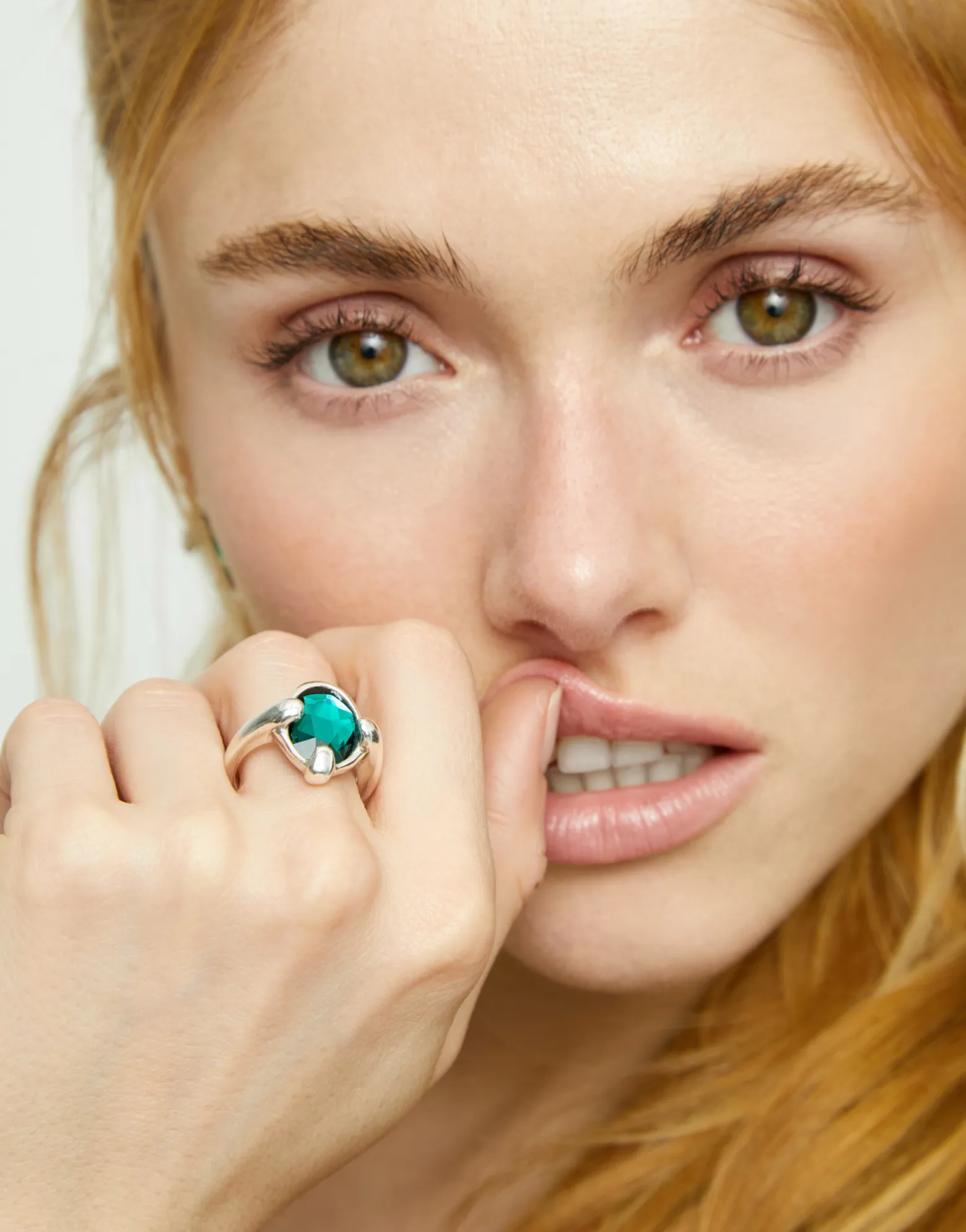 Anillo bañado en plata con cristal facetado ovalado verde