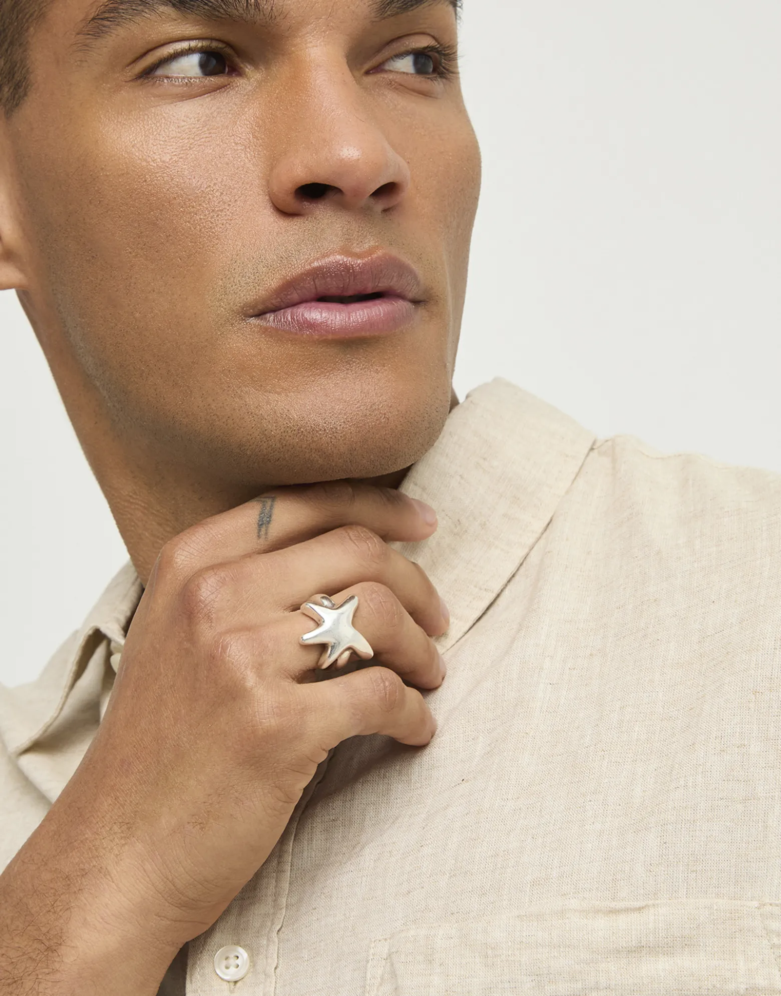 Anillo bañado en plata con estrella de mar
