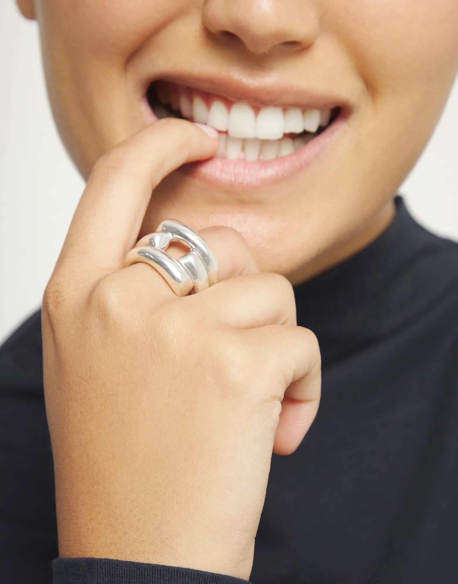 Anillo bañado en plata con 4 formas orgánicas entrelazadas