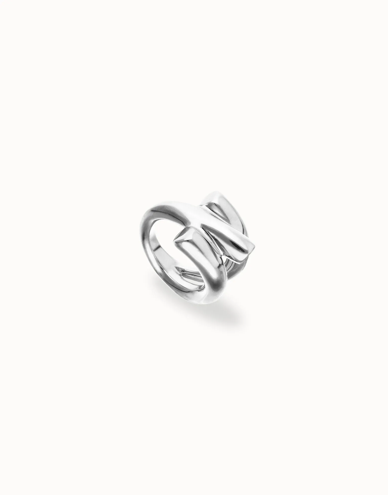 Anillo bañado en plata con tres formas orgánicas entrelazadas