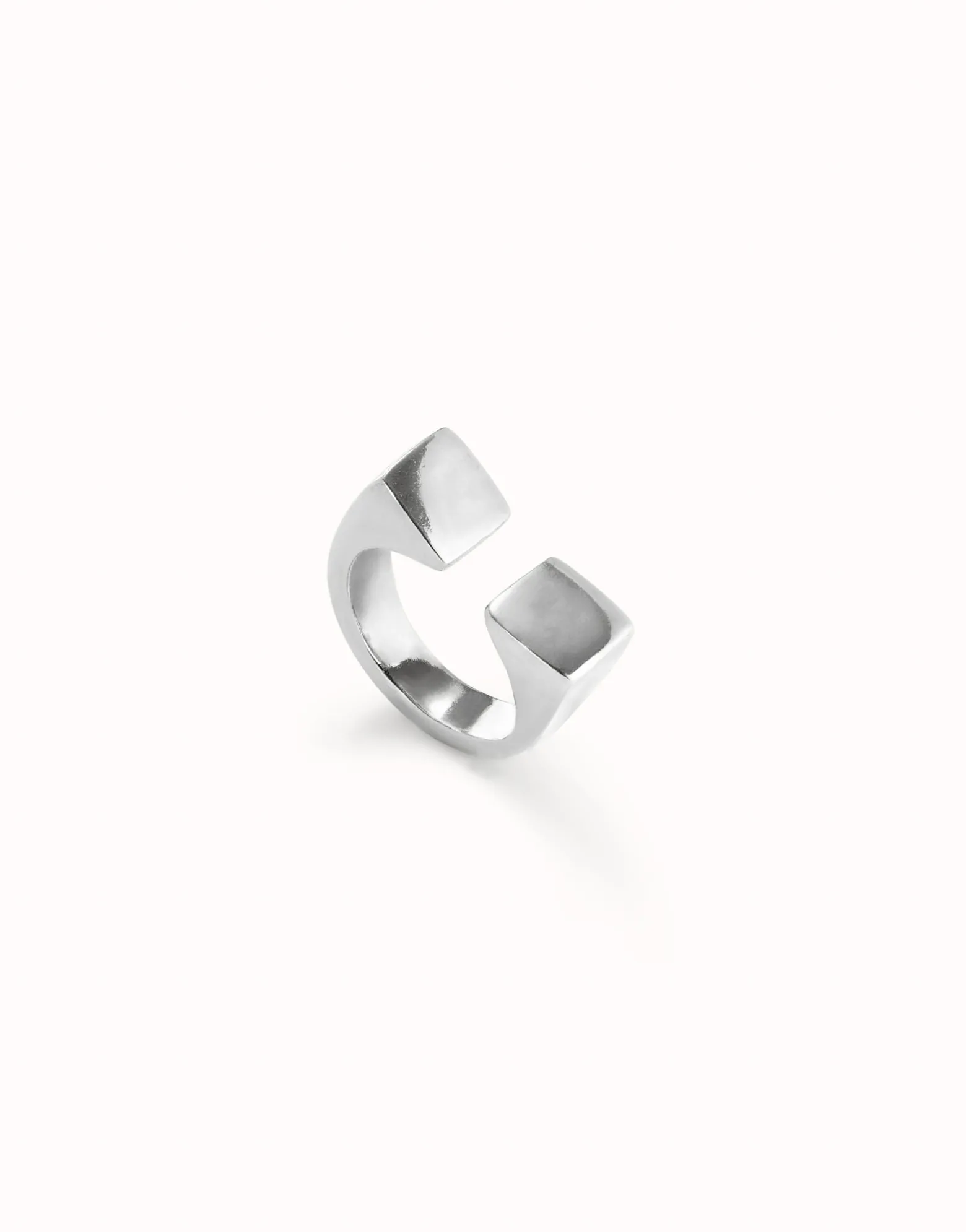 Anillo bañado en plata de ley con forma cuadrada