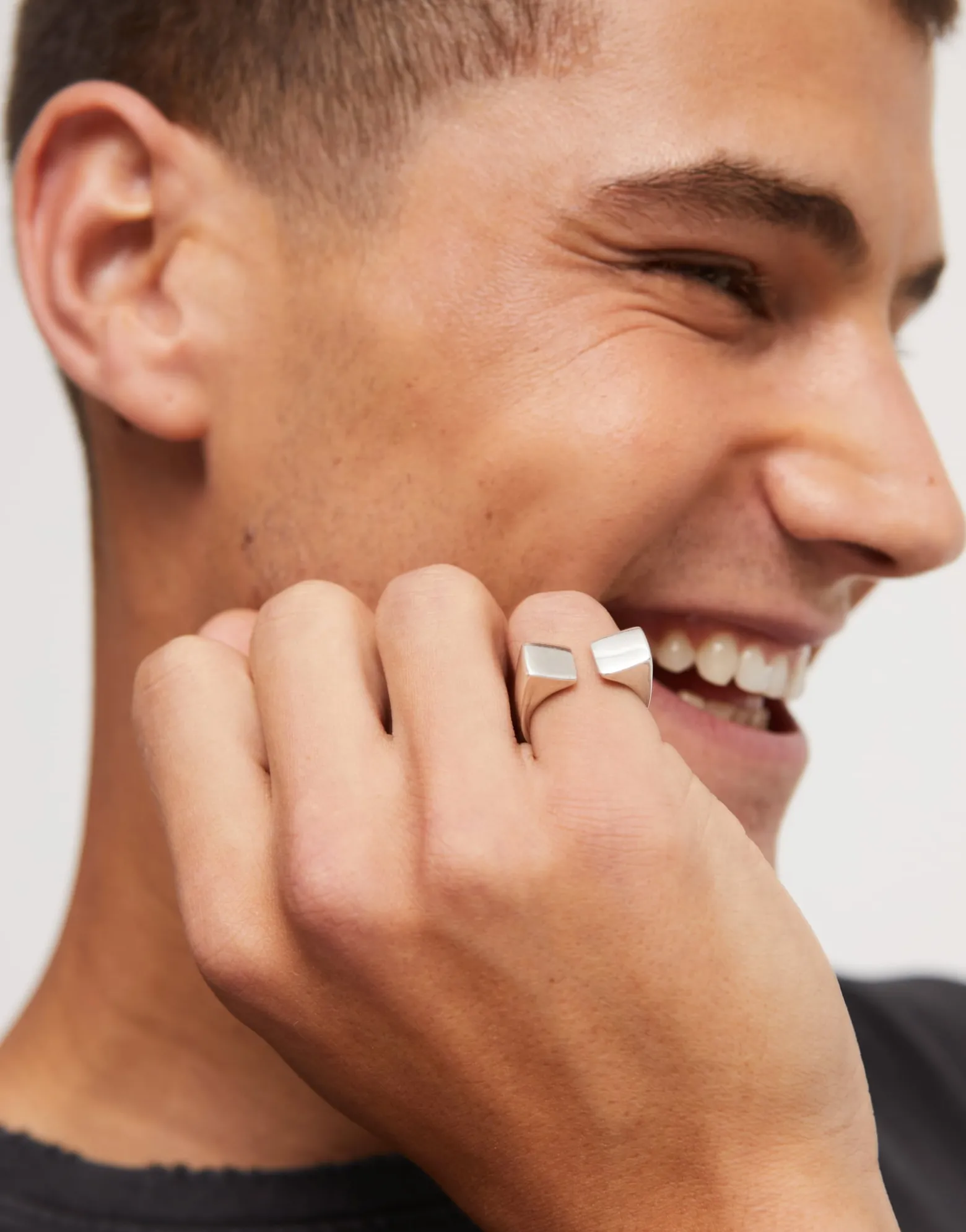 Anillo bañado en plata de ley con forma cuadrada