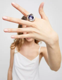 Anillo bañado en plata de ley con cristal morado