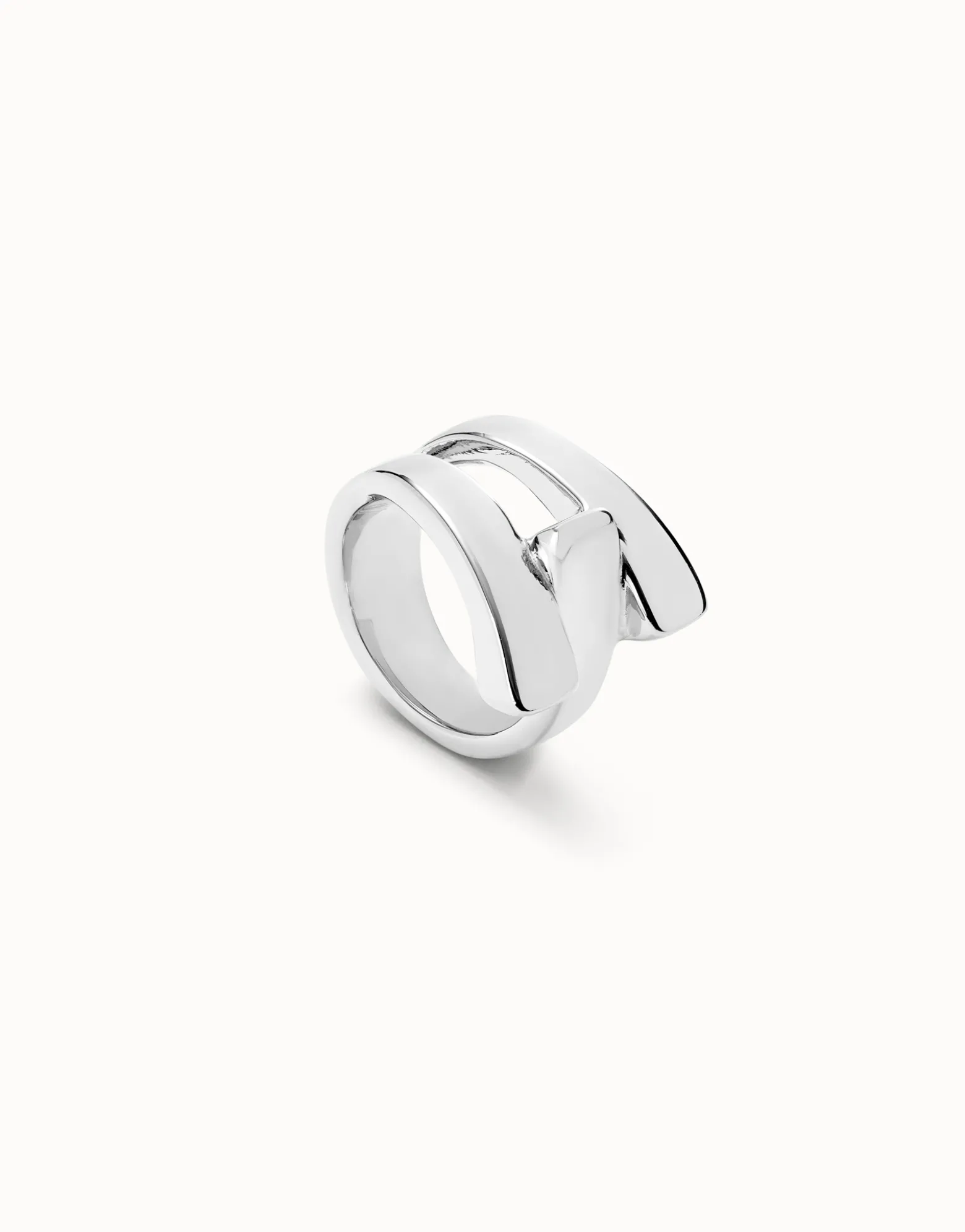Anillo bañado en plata de ley con líneas curvas